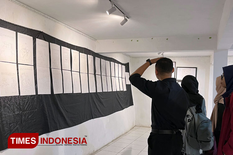 Pengunjung melihat karya seniman ilustrasi, Imady Luhur Utomo dalam Pameran Lini Masa, di Galeri Artenspace, Ruko Green Village, Malang. (FOTO: Vivid Salsabila/TIMES Indonesia).