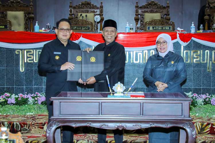 Pj Gubernur Adhy menerima dokumen persetujuan Raperda yang sudah ditandatangani bersama antara DPRD Jatim dan Pemerintah Provinsi Jawa Timur, Senin (24/6/2024). (FOTO: Dok. Humas Pemprov Jatim)