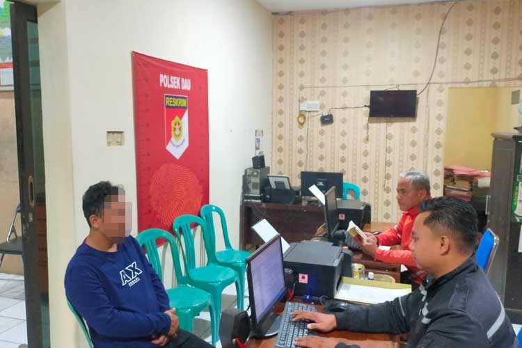 Tersangka pelaku penganiayaan sadis seekor satwa, IW, saat menjalani pemeriksaan oleh aparat Satreskrim Polsek Dau, Kabupaten Malang, kemarin. (Foto: Humas Polres)