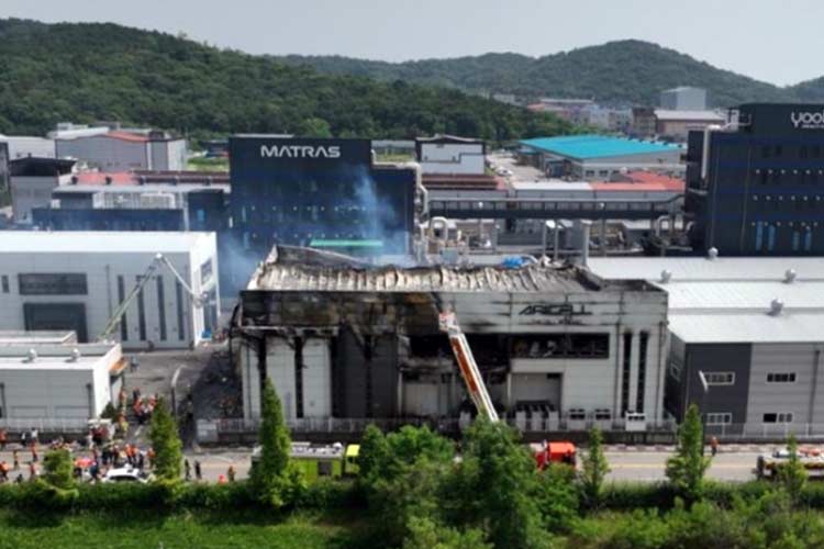 Petugas pemadam kebakaran bekerja untuk memadamkan api di pabrik pembuat baterai lithium Aricell di Hwaseong, Provinsi Gyeonggi. (FOTO: The Korea Times)