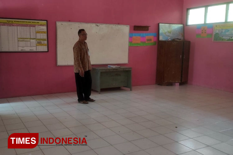 Salah satu kelas sekolah dasar negeri di Kabupaten Banjarnegara kekurangan meja kursi. (Foto: Muchlas Hamidi/ TIMES Indonesia)