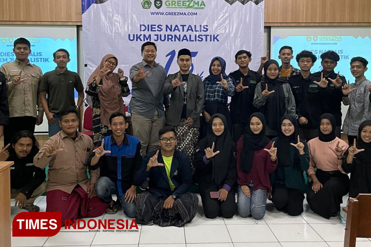 Wakil Rektor III Unisla Dr. Winarto Eka Wahyudi, M.Pd., foto bersama anggota UKM Jurnalistik di acara Perayaan Dies Natalis UKM Jurnalistik Unisla yang berlangsung di Gedung B. Sabtu, (22/6/2024). Foto: AJP Unisla for TIMESINDONESIA)