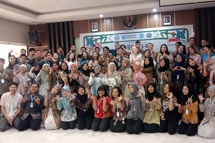 Foto bersama peserta Program Critical Language Scholarship, Senin (24/6/2024) di Gedung BILA B-17 Universitas Negeri Malang. (FOTO: DOK Universitas Malang)