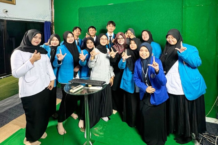 Dosen pengampu, mahasiswa beserta crew JTV berfoto bersama di depan green screen. (Foto: Humas UNIPMA for TIMES Indonesia)