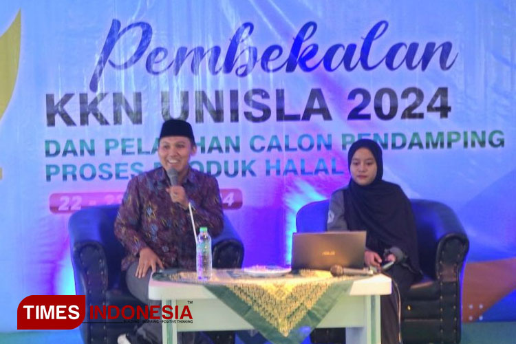 Dr. Dwi Aprilianto, Lc., M.HI. saat menyampaikan materi di acara Pelatihan Pendamping Proses Produk Halal yang berlangsung di gedung Pascasarjana lantai III Unisla. Minggu, (23/6/2024). Foto: AJP Unisla for TIMESINDONESIA)