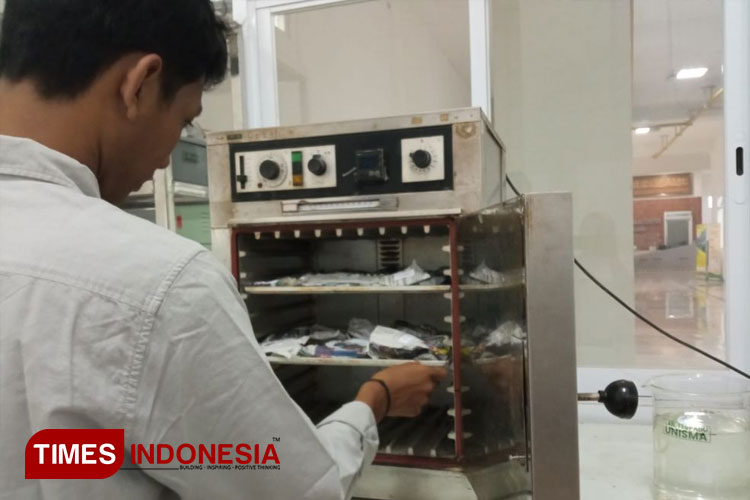 Tim peneliti Unisma Malang saat mengamati sampel pohon di sepanjang zona riparian Sungai Brantas Kota Batu.