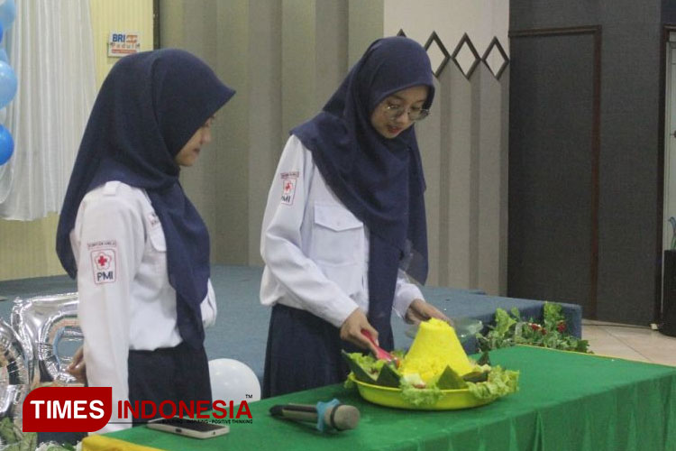 potong-tumpeng.jpg