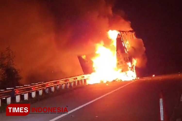 truk-terbakar-2.jpg