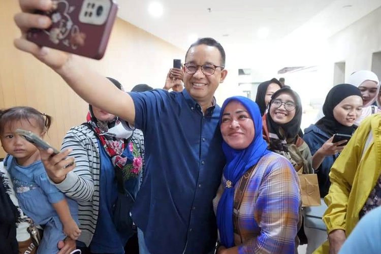 Anies Baswedan bersama warga Jakarta. (FOTO: Facebook)