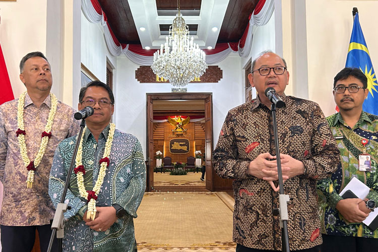 Duta Besar Malaysia untuk Indonesia Syed Mohamad Hasrin Tengku Hussin (kiri), Wakil Menteri Pendidikan Malaysia YB Datuk TS Mustapa Sakmud dan Pj Sekdaprov Jatim Bobby Soemiarsono di Gedung Negara Grahadi. (Foto: Lely Yuana/TIMES Indonesia)
