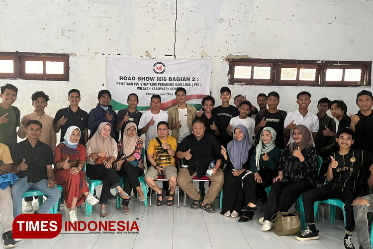 Direktur Mi6, Bambang Mei Finarwanto bersama rekan-rekan PKL. (FOTO: Dok Pribadi untuk TIMES Indonesia)