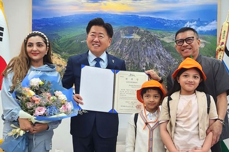 Anang dan keluarganya bersama Gubernur Pulau Jeju Korsel. (FOTO: kapanlagi)