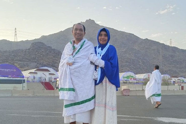 Jemaah Haji Indonesia asal Surabaya Syifa (32) dan suaminya, Ainun Naim (34), memuji pelayanan haji yang dilakukan oleh Kemenag RI. (foto: MCH 2024 Kemenag RI) 