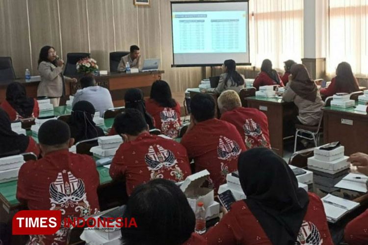 Lina, penyuluh pajak KPP Blitar memberikan sosialisasi kewajiban perpajakan bagi bendahara instansi pemerintah se-Kota Blitar. (FOTO: AJP TIMES Indonesia)