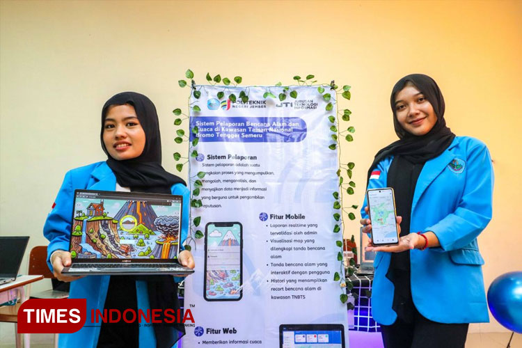 Mahasiswa Polije menunjukkan aplikasi Sistem Pelaporan Bencana Alam dan Cuaca. (Foto: Humas Polije)