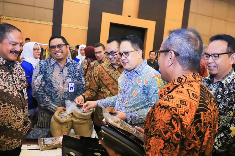 Pj Gubernur Adhy saat meninjau pelaku usaha peserta Misi Dagang dan Investasi Provinsi Jawa Timur dan Provinsi Bali di Aston Denpasar Hotel & Convention Center, Selasa (25/6/2024). (FOTO: Dok.Humas Pemprov Jatim