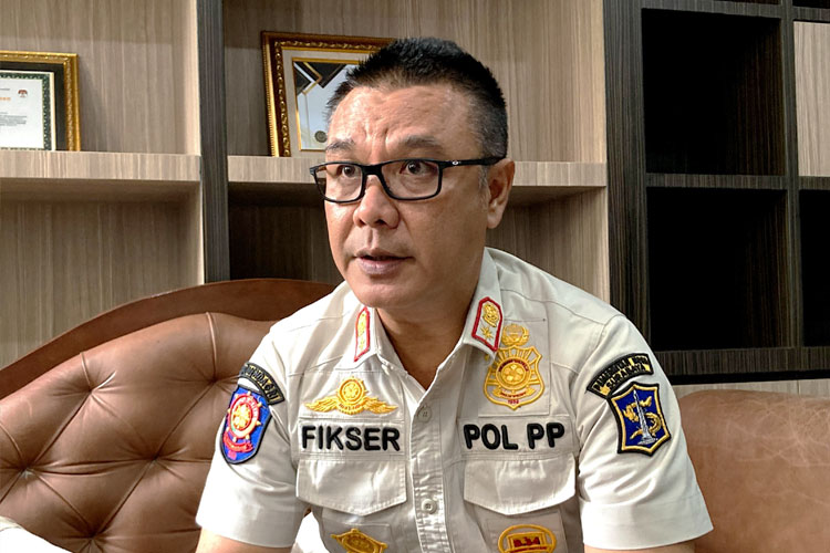 Kepala Satpol PP Surabaya, Muhammad Fikser melakukan pemecatan dua karyawan Pol PP karena terlibat judi online. (FOTO: dok TIN)