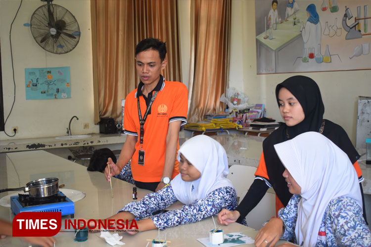 Pelatihan pembuatan lilin aromaterapi dari limbah minyak jelantah oleh PPG Prajabatan IPS UNESA di SMPN 61 Surabaya. (FOTO: Dok. TIMES Indonesia)