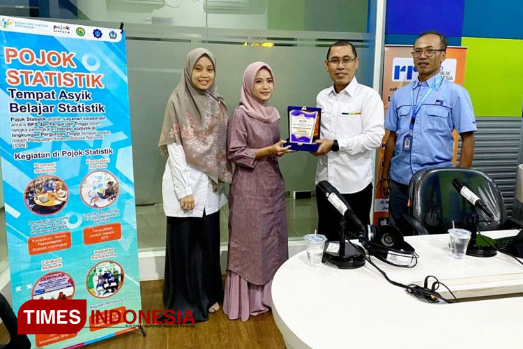 Penyerahan cinderamata oleh Kepala BPS Kota Madiun kepada Kaprodi D3 Manajemen Pajak UNIPMA. (Foto: Humas UNIPMA for TIMES Indonesia)