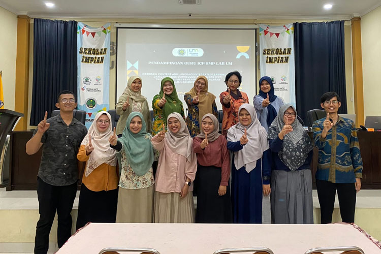 Tim dosen Universitas Negeri Malang bersama guru International Class Program (ICP) di SMP Lab UM yang mengikuti pelatihan intensif CLIL (Content and Language Integrated Learning). (foto: Fakultas Sastra UM)