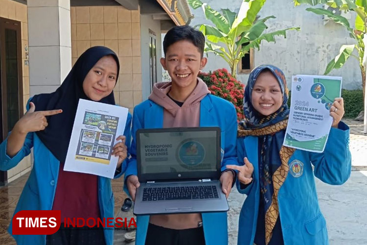 Aprillia Syafitri, Aji Nur Abdurrohman dan Ellena Agesty Budiyani tim solid dari pendidikan ekonomi UNIPMA. (Foto: Humas UNIPMA for TIMES Indonesia)