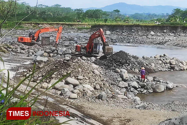 Aktivitas tambang yang dilakukan CV BMS di Sungai Merawu, Banjarnegara. (FOTO: Muchlas Hamidi/TIMES Indonesia)