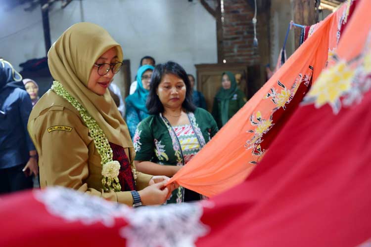 Batik Kinnara Kinnari, Inovasi Kreatif Perempuan Buddhis Banyuwangi Curi Perhatian Pasar Nasional