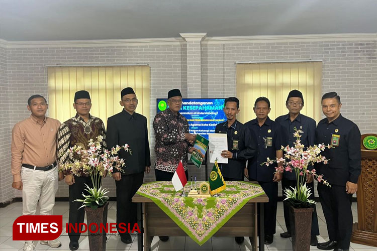 Penandatanganan MoU FAI Unisma Malang dengan Pengadilan Agama Kota Kediri. (FOTO: AJP TIMES Indonesia)