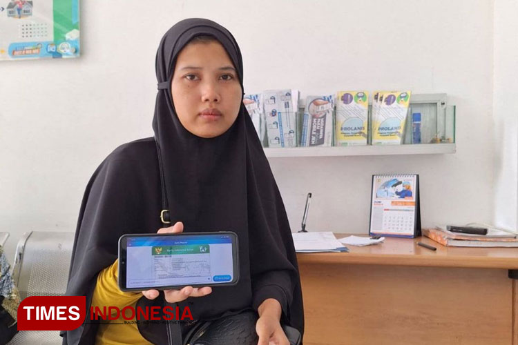 Nur Hayati (40), Peserta JKN segmen Penerima Bantuan Iuran (PBI). (FOTO: AJP TIMES Indonesia)