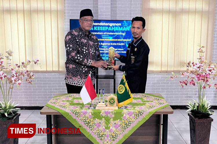 Penyerahan-cinderamata-unisma.jpg