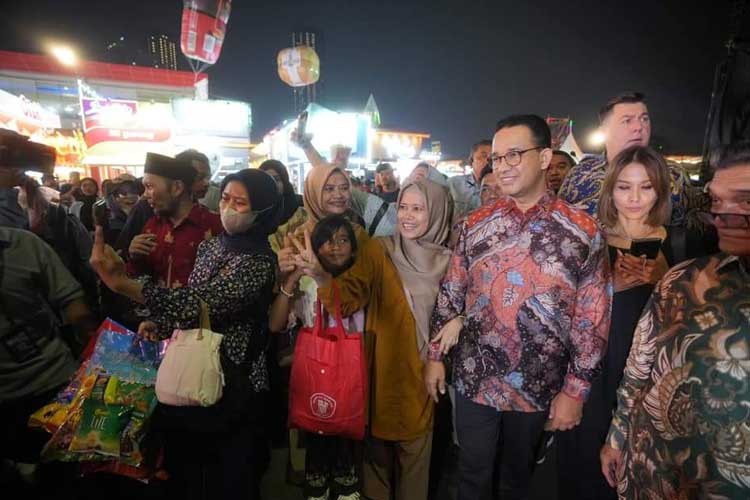 Anies Baswedan bersama masyarakat Jakarta. (FOTO: Facebook)