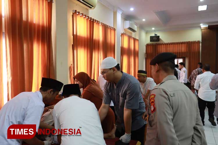 Ragam Ekspresi Puluhan Anak-anak dalam Khitanan Massal di Polres Majalengka