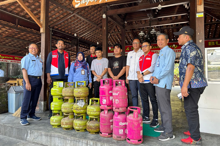 Pemkab Sleman bersama PT Pertamina Patra Niaga Yogyakarta dan Hiswana Migas DIY melakukan monitoring dan evaluasi penyaluran elpiji 3 Kg. (FOTO: Prokopim Sleman)