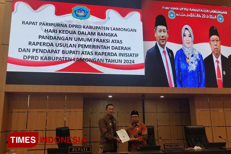 Bupati Lamongan Yuhronur Efendi menyerahkan pendapat atas Raperda Inisitiaf DPRD Lamongan kepada Darwoto, Wakil Ketua DPRD Lamongan, Kamis (27/6/2024) (Foto: Moch. Nuril Huda/TIMES Indonesia)