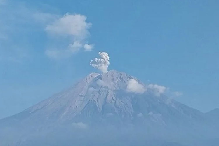 Gunung Semeru Lumajang Erupsi Beberapa Kali, Kolom Abu Terpantau Hingga ...