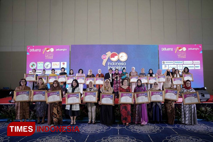 Ibu Eva Marliyanti pada saat menerima penghargaan Indonesia Inspiring Women Award 2024 di The Opus Grand Ballroom Tribata Darmawangsa Jakarta (dok. foto Majalah Peluang)