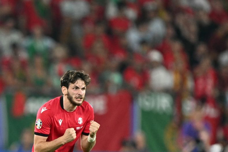 Striker Georgia Khvicha Kvaratskhelia merayakan gol kedua timnya melawan Portugal dalam pertandingan Grup F Euro di Arena AufSchalke di Gelsenkirchen pada 26 Juni 2024. (AFP/PATRICIA DE MELO MOREIRA)
