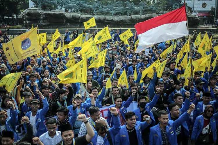 Mahasiswa tergabung dalam Pergerakan Mahasiswa Islam Indonesia (PMII) dari berbagai wilayah menggelar aksi unjuk rasa di kawasan Patung Kuda, Jakarta. (FOTO: dok Katadata)