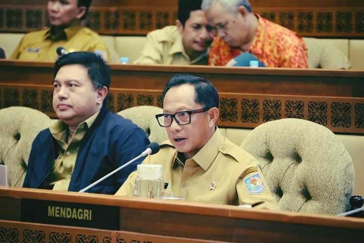 Menteri Dalam Negeri (Mendagri) Tito Karnavian saat rapat kerja bersama DPR RI di Kompleks Parlemen, Jakarta.      (FOTO: Dok. Tito).    