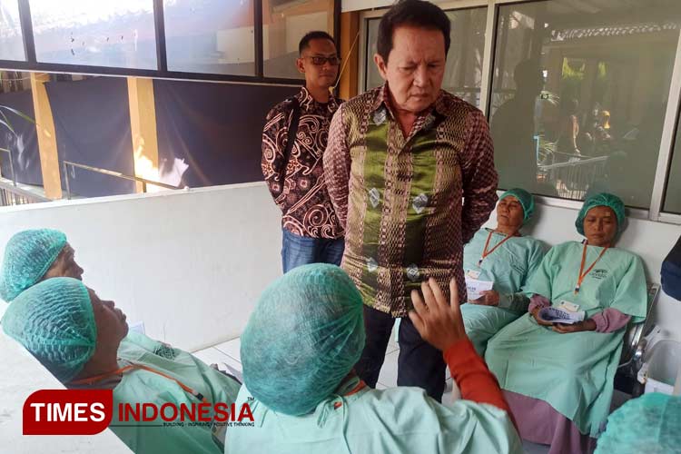 Direktur PT Gistex Garmen Indonesia, Johnny Schepper memberikan motivasi kepada pasien operasi katarak di Kabupaten Majalengka. (FOTO: Jaja Sumarja/TIMES Indonesia)
