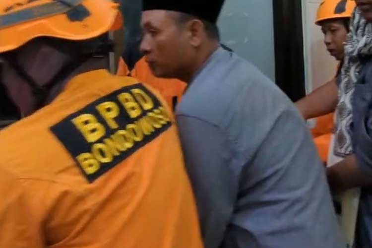 Pulang Pengajian, Ayah dan Anak Tercebur Sungai Sampean Baru