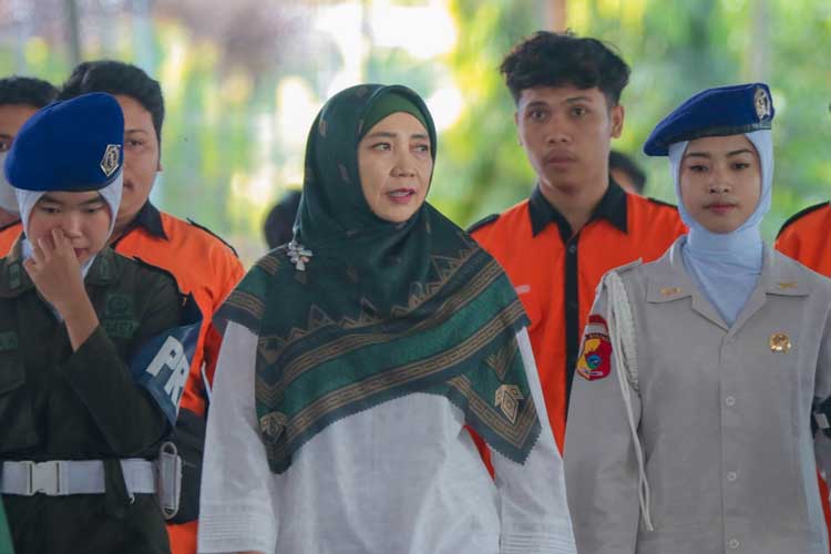 Elektabilitas bakal calon Gubernur Nusa Tenggara Barat (NTB)Dr. Hj. Sitti Rohmi Djalilah (Jilbab Hijau) kian kokoh berdasarkan survei Poltracking Indonesia.(FOTO: Relawan Rohmi)