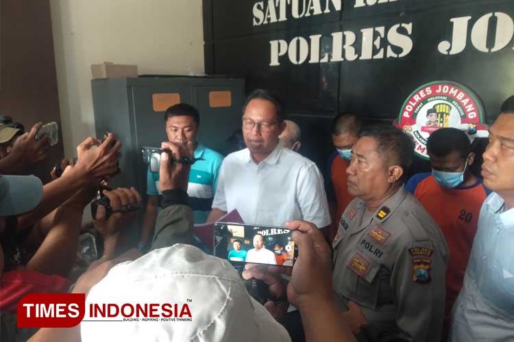 Konferensi Pers Satresnarkoba Polres Jombang di Mapolres Jombang atas penangkapan dua dejoli di Jombang yang menyimpan 3,85 ons sabu-sabu. (Foto: Rohmadi/TIMES Indonesia)