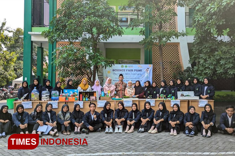 Mahasiswa Prodi PGMI Unisla bersama Dosen dan Dekan FAI foto bersama dalam acara Science Fair luaran mata kuliah IPA. Rabu, (26/6/2024). Foto: AJP Unisla for TIMESINDONESIA)
