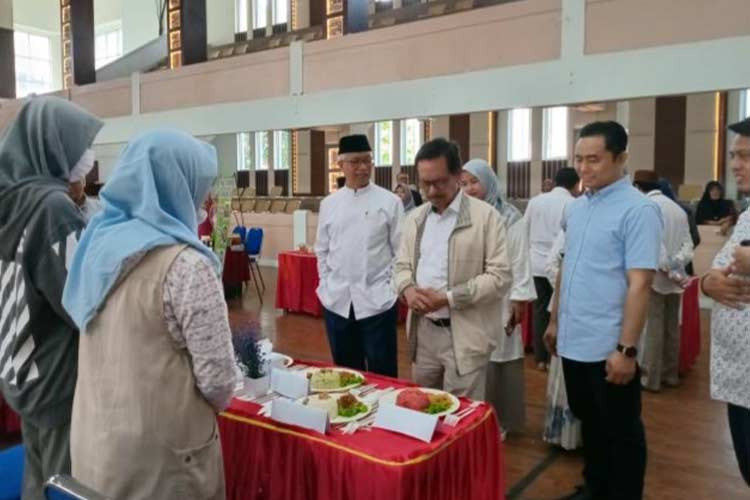 Rektor UIN Malang Prof Zainuddin saat mengunjungi salah satu tenant di Tenant Food Selection. (Foto: Humas UIN Malang)