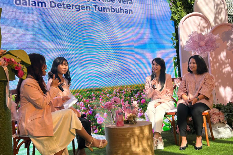 Talkshow bersama SoSoft menghadirkan Dermatologist Dr dr Putri Hendria Wardhani dan Momfluencer Rensia Sanvira di Pavillon Restaurant JW Marriott Hotel Surabaya, Rabu (26/6/2024).(Foto : Lely Yuana/TIMES Indonesia)