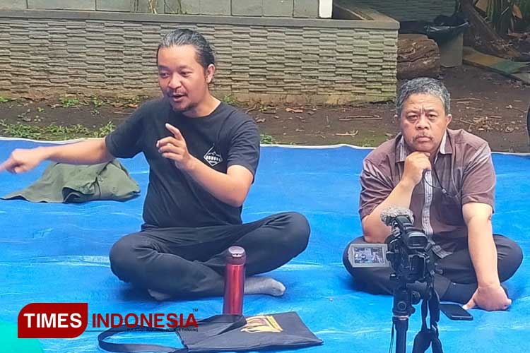 Pepep DW, aktivis Lingkungan dan Enton Supriatna hadir menjadi narsum di diskusi kerusakan lingkungan Jabar, bertempat di Bandung Zoo. (Foto: Djarot/TIMES Indonesia)