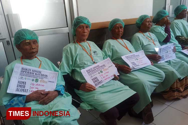 Pasien operasi katarak yang diselenggarakan PT Gistex Garmen Indonesia. (FOTO: Jaja Sumarja/TIMES Indonesia)