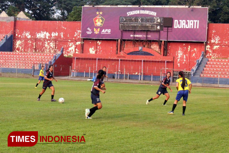 Pemain IPK saat beruji coba di Stadion Brawijaya Kota Kediri (FOTO: Yobby/Times Indonesia)