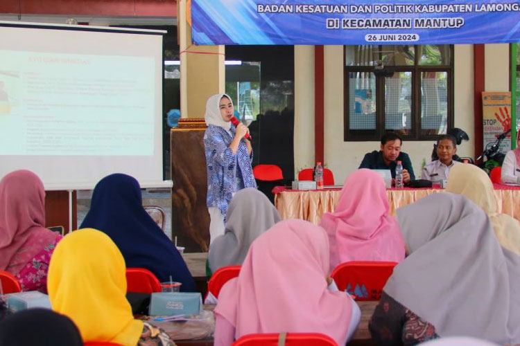 Ayu Dian Ningtias, Dekan Fakultas Hukum Unisla ketika menjadi pemateri dalam sosialisasi Peningkatan Kesadaran Politik Kaum Perempuan di Pendopo Kecamatan Mantub. Rabu, (26/6/2024). (Foto: AJP Unisla for TIMESINDONESIA)